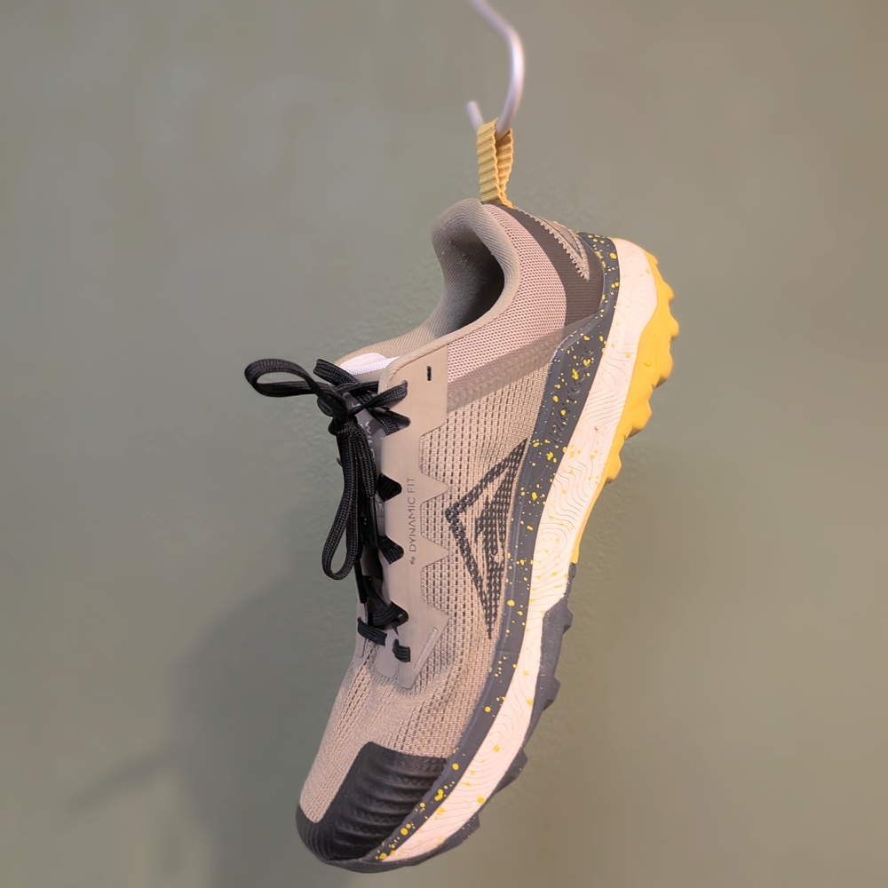 Nike Wildhorse 8 Trail Running Shoe with Yellow and Black Accents - Picture 2 of 3